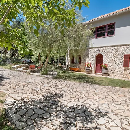 Holiday home Stone House In Katouna With Garden