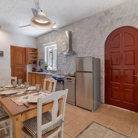 بيت للعطل Stone House In With Garden Katouna