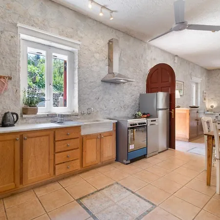 Stone House In With Garden بيت للعطل