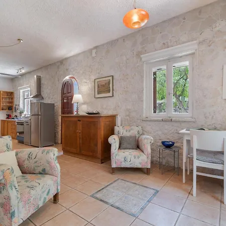 Stone House In With Garden بيت للعطل *