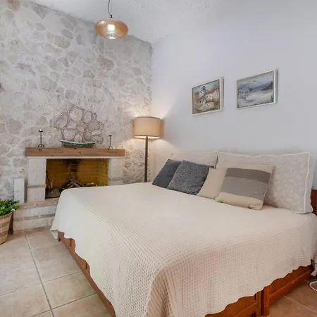 بيت للعطل Stone House In With Garden *