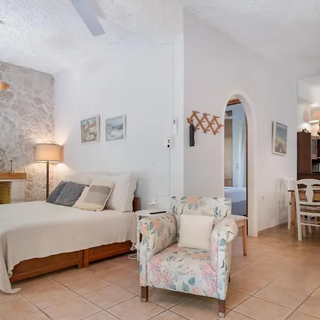 Stone House In With Garden بيت للعطل Katouna