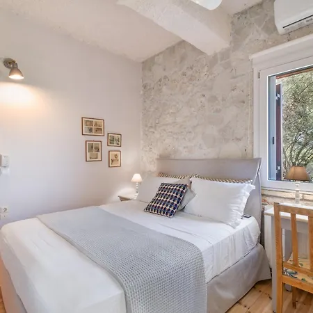 بيت للعطل Stone House In With Garden Katouna