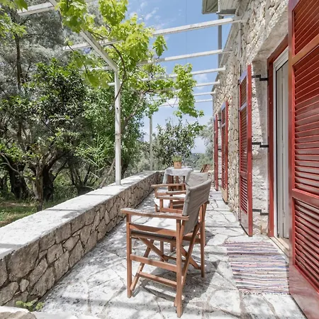 بيت للعطل Stone House In With Garden *