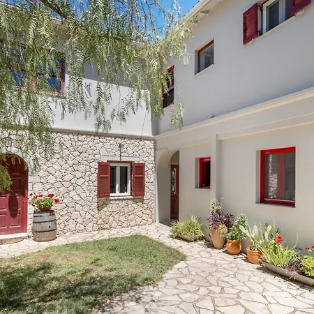 بيت للعطل Stone House In With Garden *
