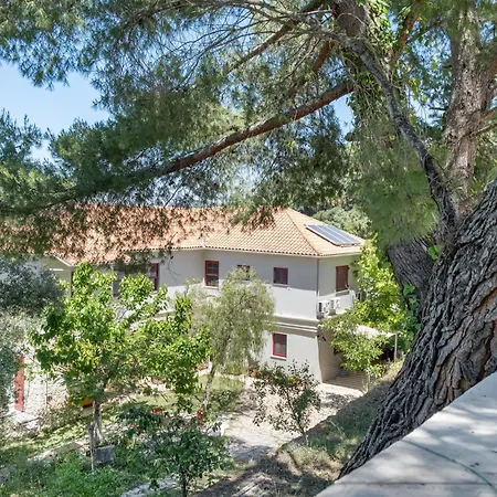 Stone House In With Garden بيت للعطل *