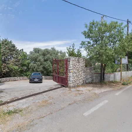بيت للعطل Stone House In With Garden Katouna