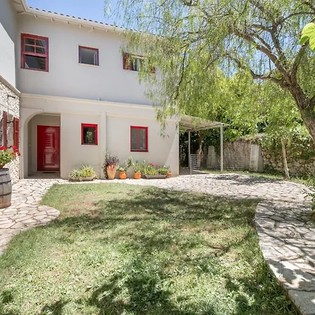 بيت للعطل Stone House In With Garden *